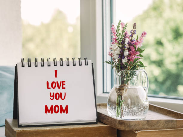 istock Notepad with the word MOM. Closeup, indoors 1484300273