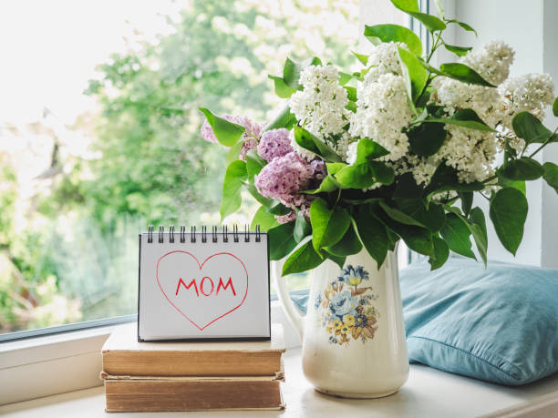 Notepad with the word MOM. Closeup, indoors