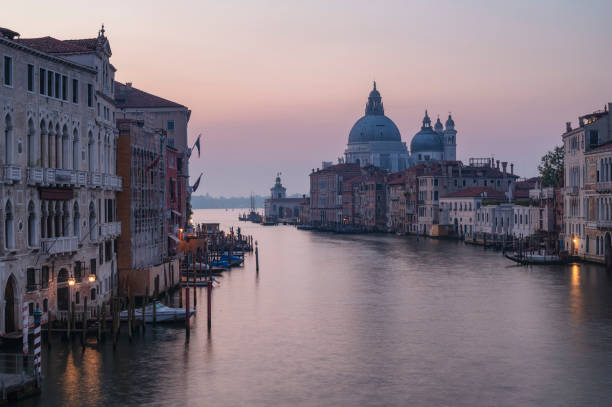 vista del canal grande di venezia dal ponte dell'accademia all'alba, italia - venice italy beautiful accademia bridge grand canal foto e immagini stock