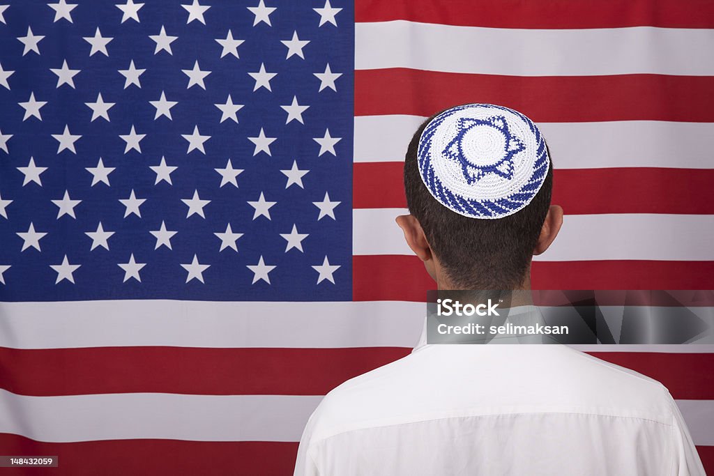 Ebraico cittadini con Yarmulke davanti bandiera americana - Foto stock royalty-free di Giudaismo