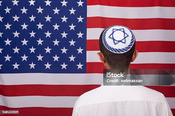 Ebraico Cittadini Con Yarmulke Davanti Bandiera Americana - Fotografie stock e altre immagini di Giudaismo