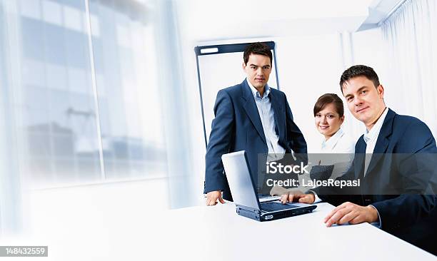 Foto de Trabalho Em Equipe No Escritório e mais fotos de stock de 20 Anos - 20 Anos, Adulto, Azul