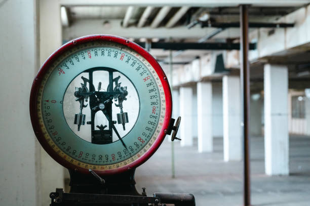 istock Detailed view of an old industrial scale in an empty warehouse 1484333839