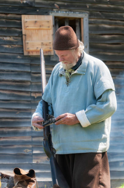 메인주에서 부싯돌 총구 소총을 들고 있는 남자 - people new england historical reenactment vertical 뉴스 사진 이미지