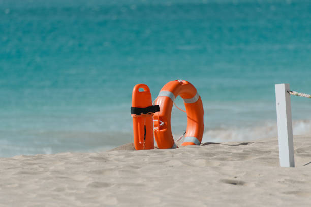 rettungsschwimmer-ausrüstung am strand - lifeguard orange nature beach stock-fotos und bilder