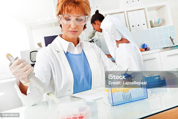 Trabaja En El Laboratorio Foto de stock y más banco de imágenes de Adulto - Adulto, Adulto de mediana edad, Afrodescendiente