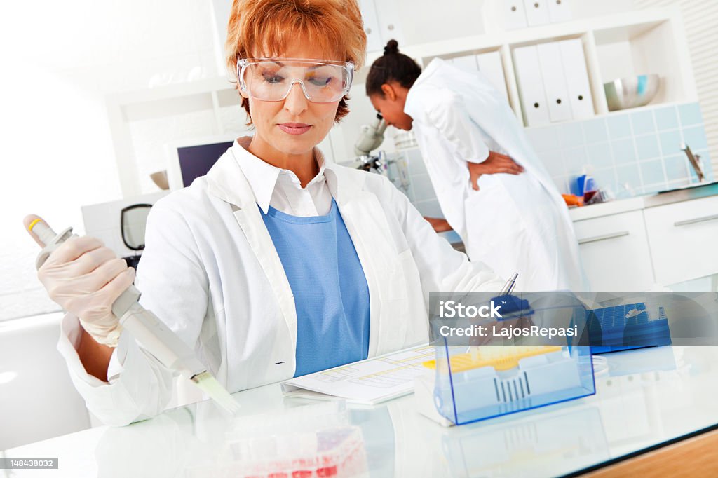 Lavorando in laboratorio - Foto stock royalty-free di Adulto