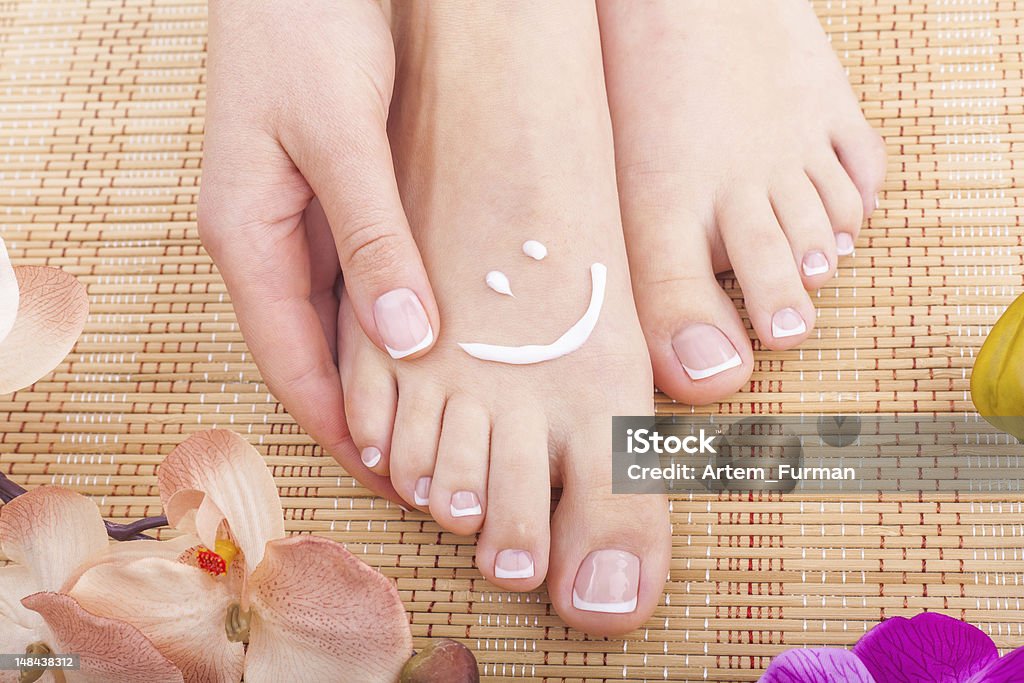 Cura della pelle di un piedi femminili di bellezza - Foto stock royalty-free di Adulto