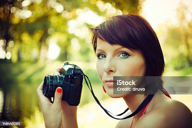 Fotografs Dziewczyną - zdjęcia stockowe i więcej obrazów 20-24 lata - 20-24 lata, Antyczny, Aparat fotograficzny