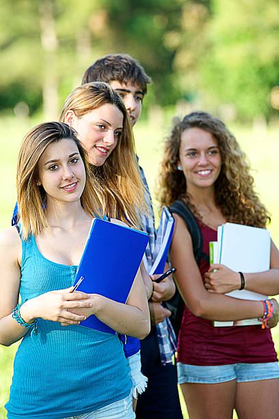 세로는 행복한 어린 학생들 파크 - studygroup 뉴스 사진 이미지