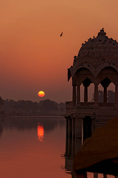 nascer do sol no lago, reservatório gadi sagar jaisalmer, rajasthan índia. - jaisalmer imagens e fotografias de stock