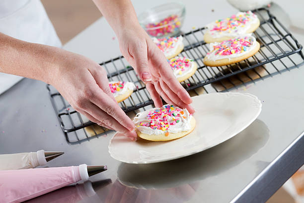 posiew cukru cookie - stainless steal zdjęcia i obrazy z banku zdjęć