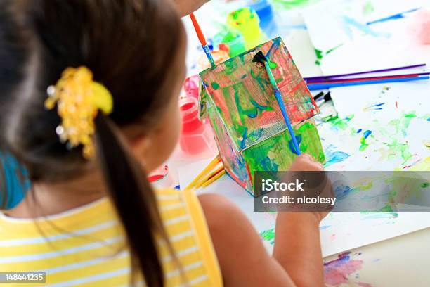 Niña Pintura Foto de stock y más banco de imágenes de Cuidado infantil - Cuidado infantil, Niño pequeño, 6-7 años