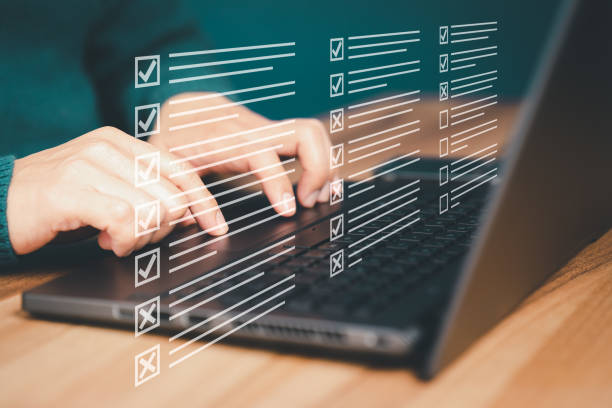 Man using a laptop and touching on virtual screen contact questionnaire with checkboxes. Assessment knowledge test concept, fill out application form, online exam, quiz knowledge and online learning. hombre usando una computadora portátil y tocando el cuestionario de contacto de pantalla virtual con casillas de verificación. concepto de prueba de conocimiento de evaluación, formulario de solicitud de relleno, examen en línea, conocimiento del cuest