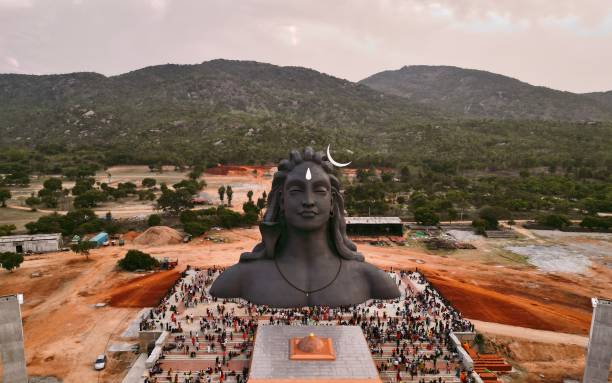 vista aérea da estátua enorme de adiyogi em bangalore india - shiv bangalore shiva god - fotografias e filmes do acervo