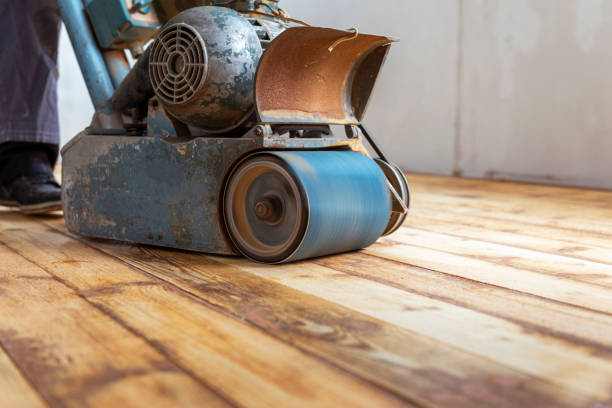 istock Worker polishing parquet floor with grinding machine. 1484460410
