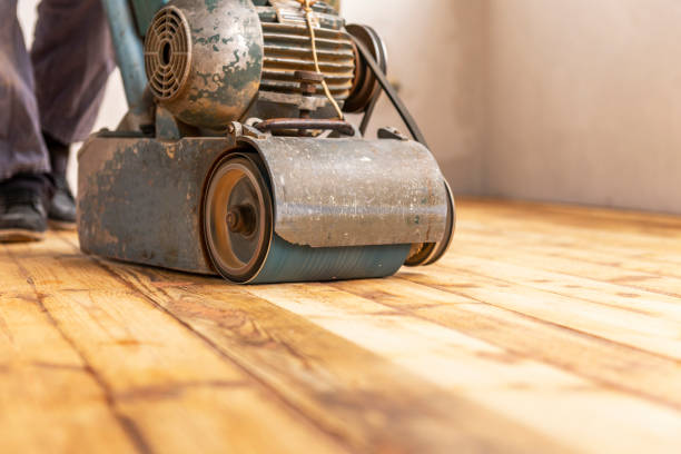 istock Worker polishing parquet floor with grinding machine. 1484460563