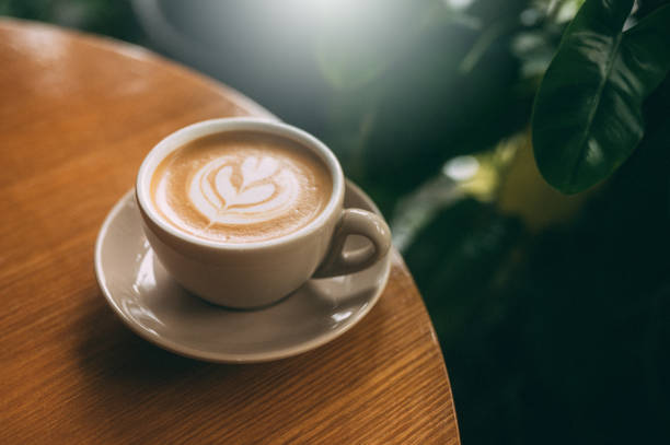 popijaj, delektuj się i ciesz się: perfekcyjnie wykonane cappuccino z pięknym akcentem - froth art zdjęcia i obrazy z banku zdjęć