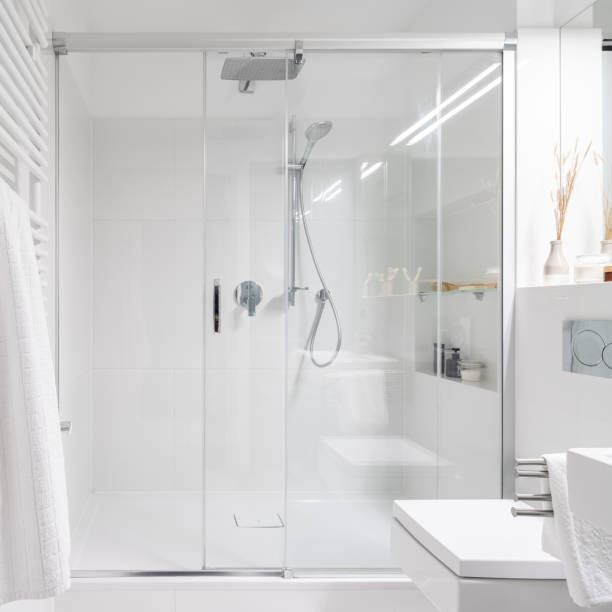 ガラス引き戸の後�ろに広々としたシャワー - bathroom shower glass contemporary ストックフォトと画像