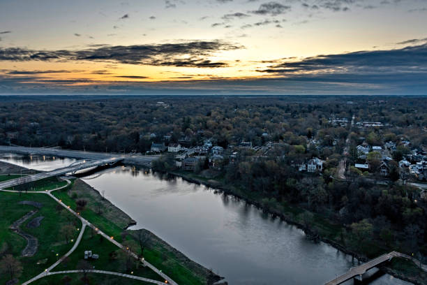 amanecer del río aéreo de la universidad de iowa - iowa des moines bridge night fotografías e imágenes de stock