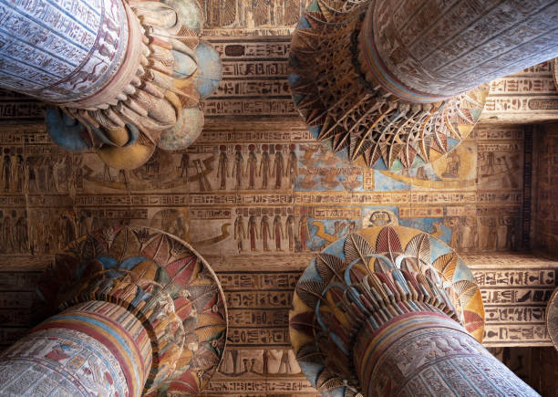 schöne säulen und zellen in der hypostylhalle des tempels von khnum in esna. luxor. ägypten. - esna stock-fotos und bilder