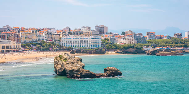 большая скала roche ronde в атлантическом океане в биаррице - tide rock bay landscape стоковые фото и изображения