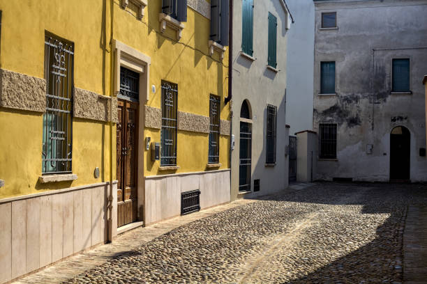 istock Dead end cobbled street in an italian town 1484505433
