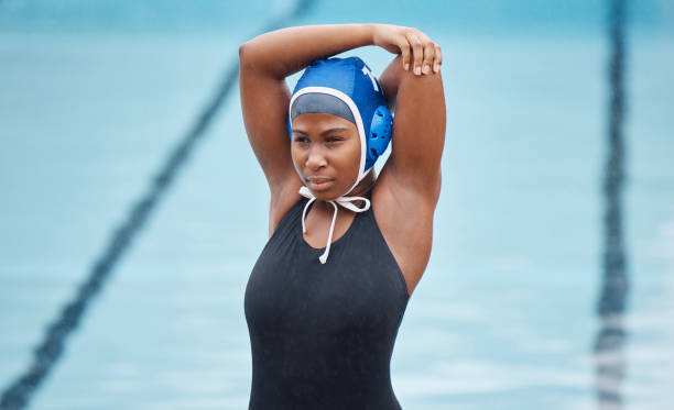 水球、スポーツ、健康、トレーニング、フィットネスのためのプールでの黒人女性とのストレッチ。有酸素運動、トレーニング、運動の目標のために、女の子アスリートの腕でウェルネス、� - swimming exercising women back ストックフォトと画像