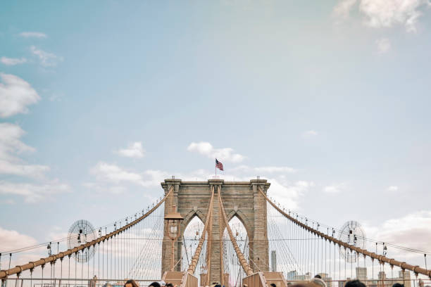 le célèbre pont de brooklyn à new york - brooklyn bridge bridge brooklyn stone photos et images de collection