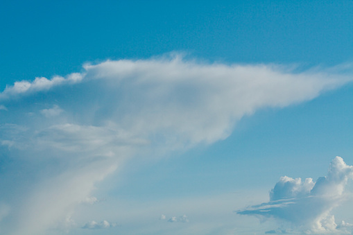 Paisaje nublado fondo de OVNI photo