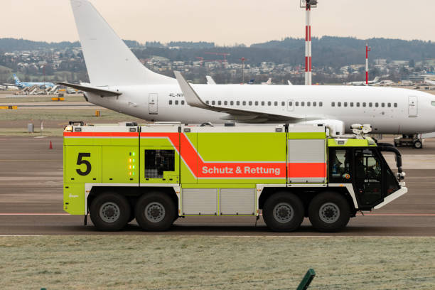 camión de bomberos y un avión boeing 737-783 en zurich en suiza - air vehicle airport fire department accident fotografías e imágenes de stock