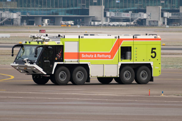 camión de bomberos en el aeropuerto de zurich en suiza - air vehicle airport fire department accident fotografías e imágenes de stock