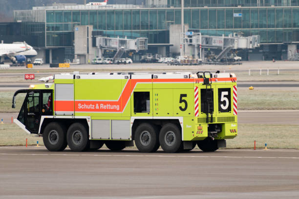 camión de bomberos en el aeropuerto de zurich en suiza - air vehicle airport fire department accident fotografías e imágenes de stock