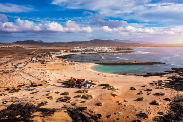 vista panorámica de la ciudad de el cotillo en fuerteventura, islas canarias, españa. pintorescos y coloridos pueblos tradicionales de fuerteventura, el cotillo en la parte norte de la isla. islas canarias de españa. - el cotillo fotografías e imágenes de stock