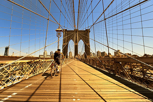 nueva york, puente de brookly en la cálida luz de noche - brooklyn bridge new york city angle brooklyn fotografías e imágenes de stock