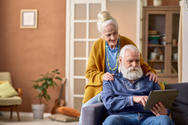 自宅でタブレットpcを使用する高齢者 - senior adult couple computer retirement ストックフォトと画像