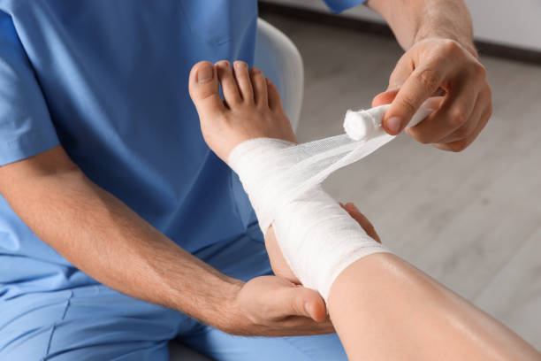 病院で患者の足に包帯を貼る医師、接写 - bandage ストックフォトと画像