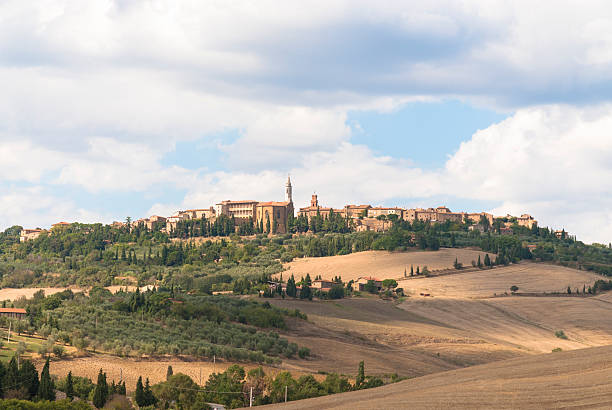 paisaje de pienza, toscana - val dorcia fotografías e imágenes de stock