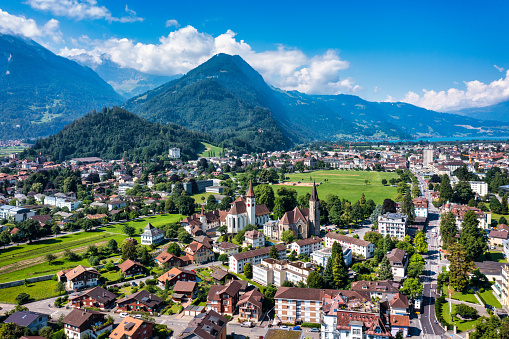 Vista aérea sobre la ciudad de Interlaken en Suiza. Hermosa vista de la ciudad de Interlaken, las montañas Eiger, Monch y Jungfrau y del lago Thun y Brienz. Interlaken, Oberland bernés, Suiza. photo