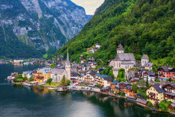 vue aérienne du village autrichien de montagne hallstatt et hallstatter lac. belle heure d’été. salzkammergut, autriche. hallstatt village sur hallstatter see, à salzkammergut, autriche. - salzkammergut photos et images de collection