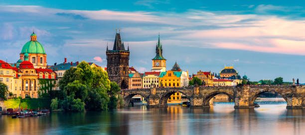 karlsbrücke, altstadt und altstadtturm der karlsbrücke, prag, tschechische republik. prager altstadt und ikonische karlsbrücke, tschechische republik. karlsbrücke (karluv most) und altstadtturm. - charles bridge stock-fotos und bilder