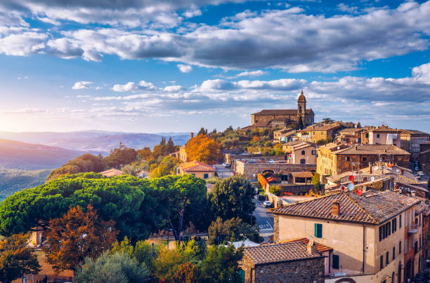 vue de la ville de montalcino, toscane, italie. la ville de montalcino tire son nom d’une variété de chênes qui couvraient autrefois le terrain. vue de la ville médiévale italienne de montalcino. toscane - tuscan cypress photos et images de collection