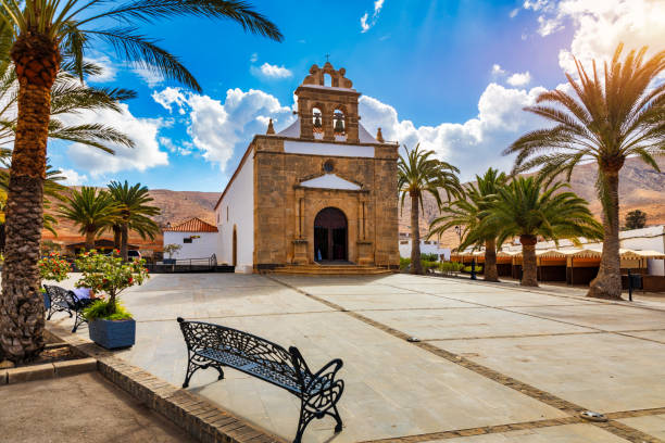 blick auf das dorf betancuria und die berühmte kathedrale santa maria, fuerteventura, kanarische inseln, spanien. blick auf das dorf betancuria und die berühmte kathedrale santa maria, fuerteventura, kanarische inseln, spanien - fuerteventura stock-fotos und bilder