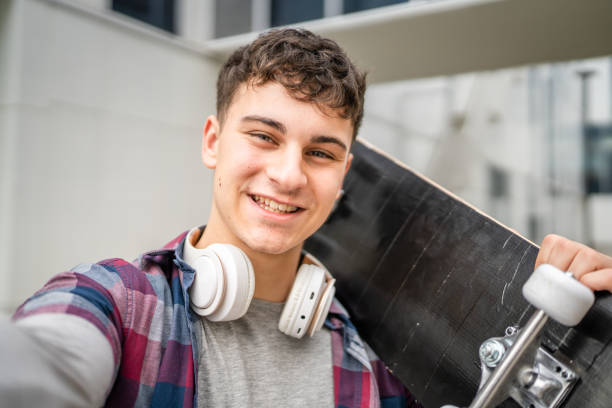 retrato do jovem homem caucasiano adolescente 18 ou 19 anos de idade ao ar livre - 18 19 years audio - fotografias e filmes do acervo