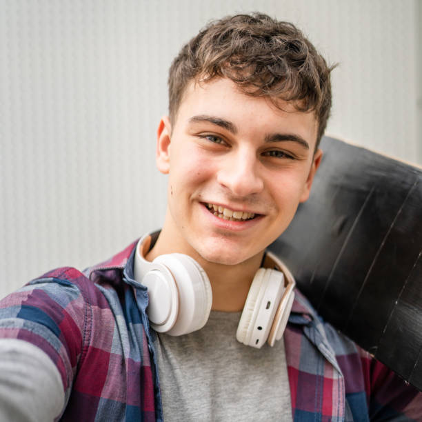 portret młodego mężczyzny rasy kaukaskiej, nastolatek w wieku 18 lub 19 lat, na świeżym powietrzu - 18 19 years audio zdjęcia i obrazy z banku zdjęć