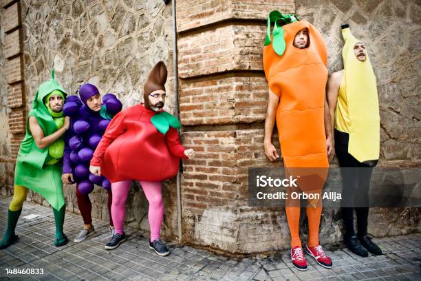 Verduras Foto de stock y más banco de imágenes de Raro - Raro, Humor, Disfraz