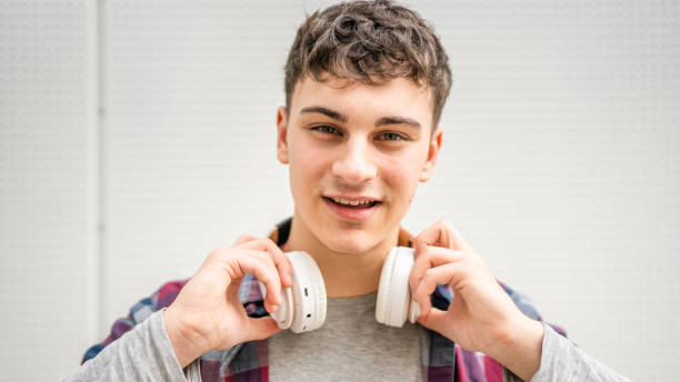 retrato do jovem homem caucasiano adolescente 18 ou 19 anos de idade ao ar livre - 18 19 years audio - fotografias e filmes do acervo