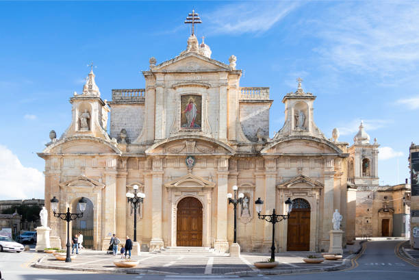 bazylika św. pawła na głównym placu miasta w rabacie, malta - st pauls church zdjęcia i obrazy z banku zdjęć