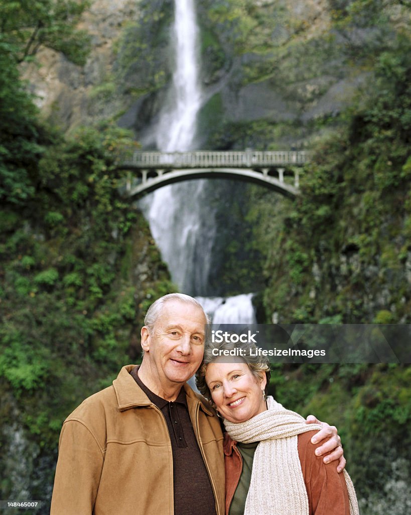 USA, Oregon, Dojrzała para uśmiech, Wodospad Multnomah w backgroun - Zbiór zdjęć royalty-free (Dwie osoby)