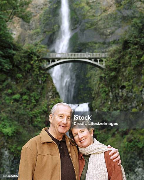 Usa Oregon Dojrzała Para Uśmiech Wodospad Multnomah W Backgroun - zdjęcia stockowe i więcej obrazów Dwie osoby